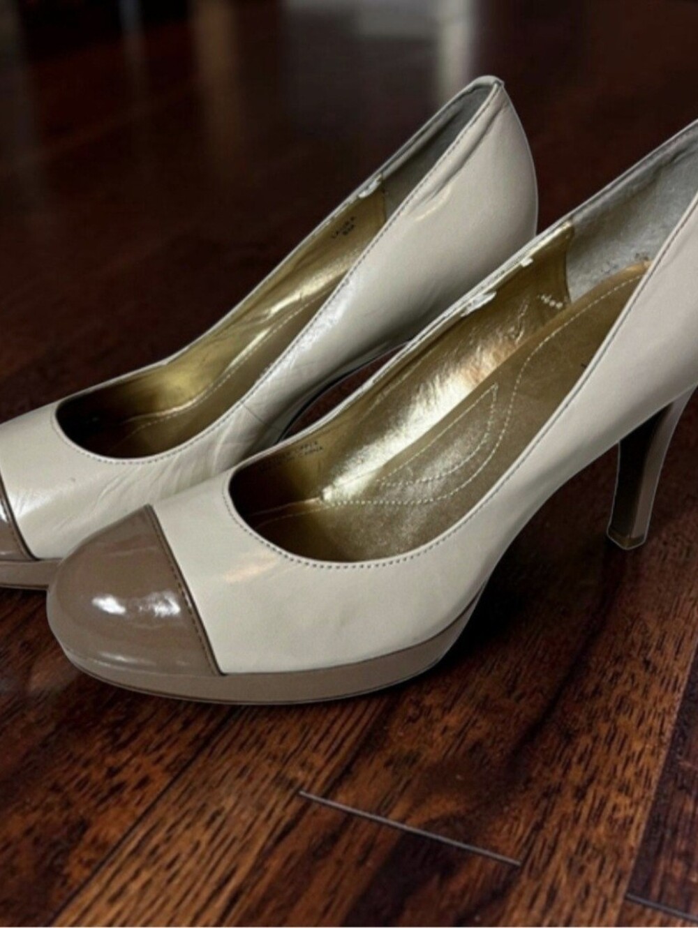Tahari Laura Women's Tan Cream Beige Leather Cap Toe Pumps Heels size 8 platform
